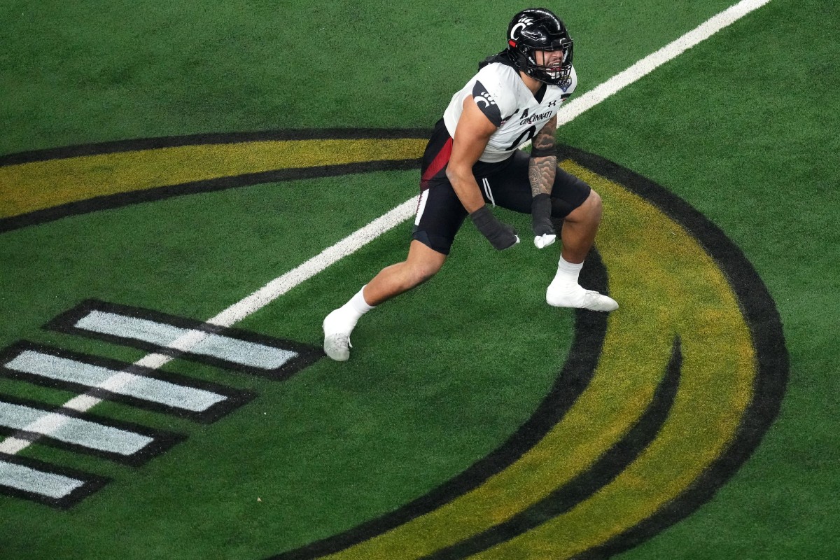 Cincinnati Bearcats linebacker Darrian Beavers (0) reacts to a tackle for loss in the third quarter during the College Football Playoff semifinal game at the 86th Cotton Bowl Classic, Friday, Dec. 31, 2021, at AT&T Stadium in Arlington, Texas. The Alabama Crimson Tide defeated the Cincinnati Bearcats, 27-6.